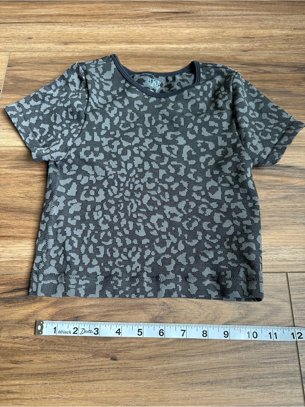 BKE Youth Black and Gray Leopard Jacquard Short Sleeve Top